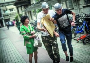 汤先生与妻弟相互搀扶着走向急诊。 信息时报记者 粱钜聪 摄