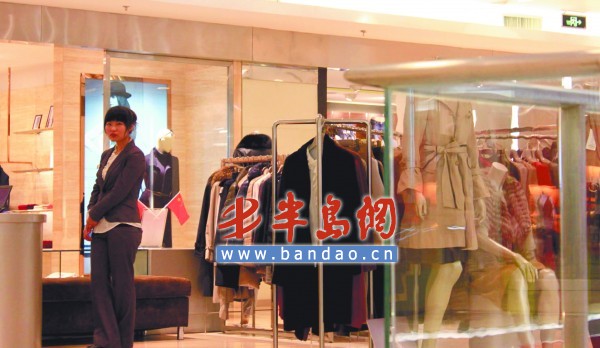 香港中路一购物广场，一家服装店的售货员在等待顾客。