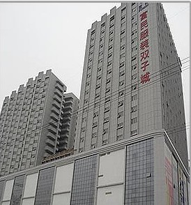 <a href=http://www.vxbbwwe.cn/dongguan/ target=_blank class=infotextkey>东莞</a>富民服装双子城.jpg